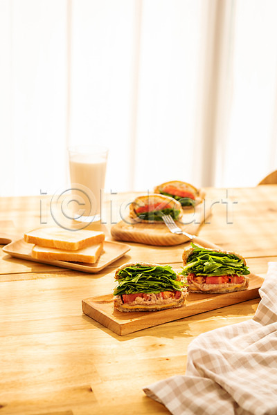 사람없음 JPG 포토 갈색 나무도마 브런치 빵 스튜디오촬영 식빵 식사 식탁 식탁보 실내 아침 아침식사 우유 음식 포크