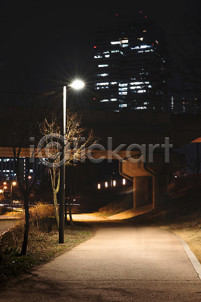 산책 사람없음 JPG 포토 가로등 건축물 공원 광교호수공원 길 빛 야간 야경 야외 조명 풍경(경치)