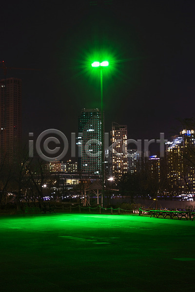 사람없음 JPG 포토 가로등 건축물 공원 광교호수공원 빛 야간 야경 야외 운동 조명 초록색 풍경(경치)