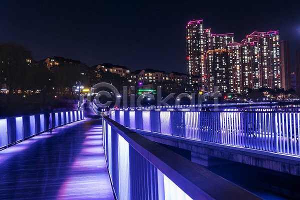 사람없음 JPG 포토 가로등 건축물 공원 광교호수공원 도시 보라색 빛 야간 야경 야외 조명 풍경(경치)