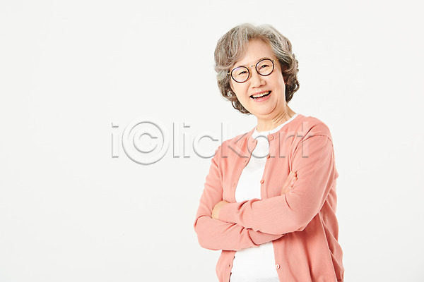 60대 노년 노인여자한명만 여자 한국인 한명 JPG 앞모습 포토 미소(표정) 상반신 서기 스튜디오촬영 실내 실버라이프 안경 액티브시니어 오팔세대 팔짱 할머니 흰배경