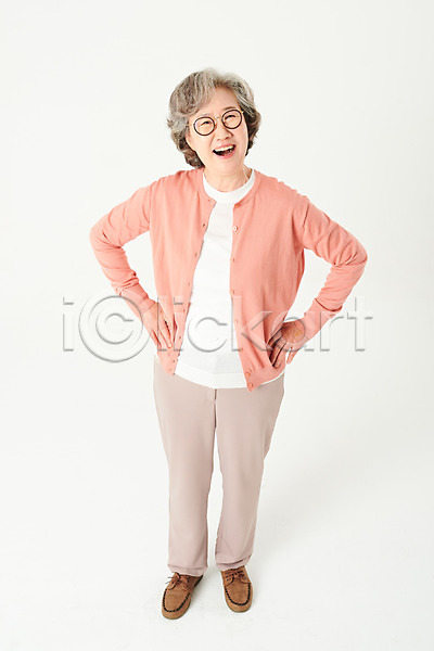 60대 노년 노인여자한명만 여자 한국인 한명 JPG 앞모습 포토 하이앵글 미소(표정) 서기 스튜디오촬영 실내 실버라이프 안경 액티브시니어 오팔세대 올려보기 웃음 전신 할머니 허리손 흰배경
