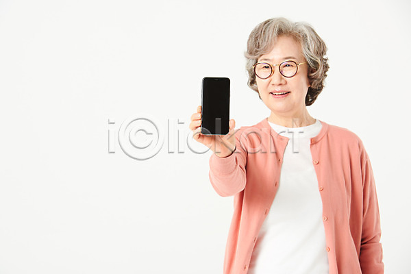 60대 노년 노인여자한명만 여자 한국인 한명 JPG 앞모습 포토 들기 상반신 서기 스마트폰 스튜디오촬영 실내 실버라이프 안경 액티브시니어 오팔세대 할머니 흰배경