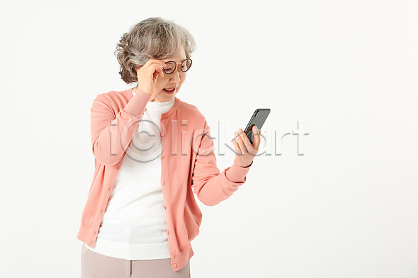 60대 노년 노인여자한명만 여자 한국인 한명 JPG 앞모습 포토 건강 눈건강 들기 보이스피싱 상반신 서기 스마트폰 스튜디오촬영 시력 실내 실버라이프 안경 액티브시니어 오팔세대 할머니 흰배경