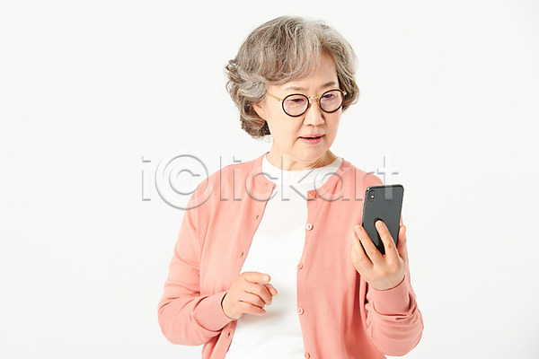 60대 노년 노인여자한명만 여자 한국인 한명 JPG 앞모습 포토 들기 상반신 서기 스마트폰 스튜디오촬영 실내 실버라이프 안경 액티브시니어 오팔세대 응시 할머니 흰배경
