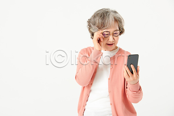 60대 노년 노인여자한명만 여자 한국인 한명 JPG 앞모습 포토 건강 눈건강 들기 보이스피싱 상반신 서기 스마트폰 스튜디오촬영 시력 실내 실버라이프 안경 액티브시니어 오팔세대 응시 할머니 흰배경