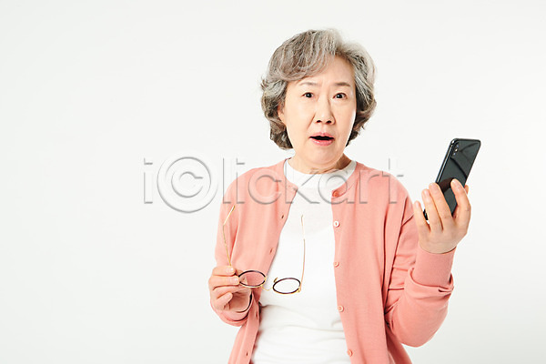 당황 60대 노년 노인여자한명만 여자 한국인 한명 JPG 앞모습 포토 건강 놀람 눈건강 들기 보이스피싱 상반신 서기 스마트폰 스튜디오촬영 시력 실내 실버라이프 안경 액티브시니어 오팔세대 할머니 흰배경