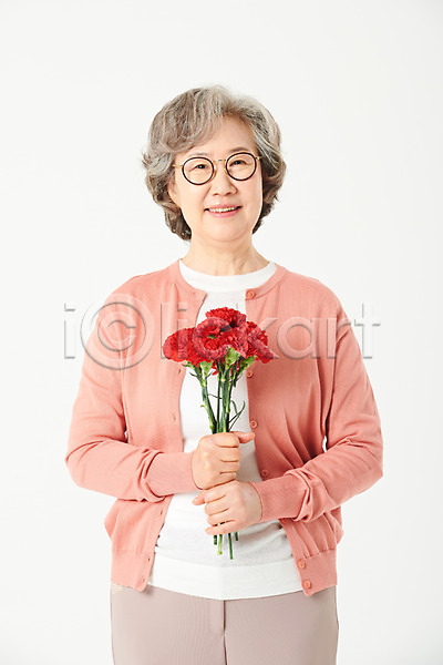 기쁨 행복 60대 노년 노인여자한명만 여자 한국인 한명 JPG 앞모습 포토 기념일 꽃 꽃다발 들기 미소(표정) 상반신 서기 선물 스튜디오촬영 실내 실버라이프 안경 액티브시니어 어버이날 오팔세대 웃음 카네이션 할머니 흰배경