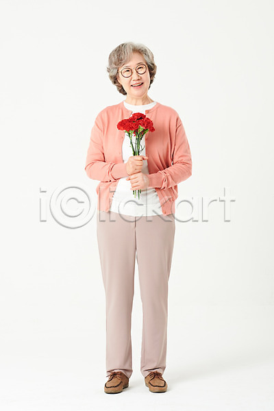 60대 노년 노인여자한명만 여자 한국인 한명 JPG 앞모습 포토 기념일 꽃 꽃다발 들기 미소(표정) 서기 선물 스튜디오촬영 실내 실버라이프 안경 액티브시니어 어버이날 오팔세대 전신 카네이션 할머니 흰배경