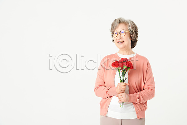 기쁨 행복 60대 노년 노인여자한명만 여자 한국인 한명 JPG 앞모습 포토 기념일 꽃 꽃다발 들기 상반신 서기 선물 스튜디오촬영 실내 실버라이프 안경 액티브시니어 어버이날 오팔세대 웃음 응시 카네이션 할머니 흰배경