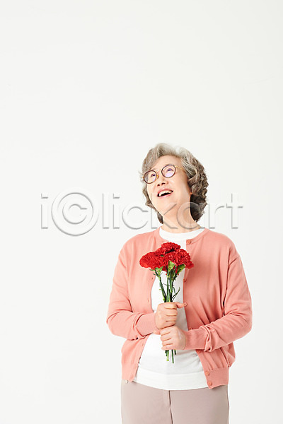 기쁨 행복 60대 노년 노인여자한명만 여자 한국인 한명 JPG 앞모습 포토 기념일 꽃 꽃다발 들기 상반신 서기 선물 스튜디오촬영 실내 실버라이프 안경 액티브시니어 어버이날 오팔세대 웃음 카네이션 할머니 흰배경