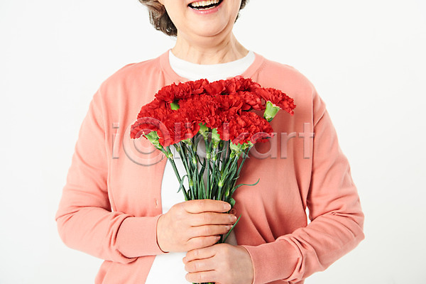 기쁨 행복 60대 노년 노인여자한명만 여자 한국인 한명 JPG 앞모습 포토 기념일 꽃 꽃다발 들기 상반신 서기 선물 스튜디오촬영 실내 실버라이프 안경 액티브시니어 어버이날 오팔세대 웃음 카네이션 할머니 흰배경