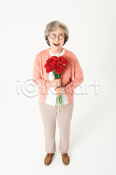 60대 노년 노인여자한명만 여자 한국인 한명 JPG 앞모습 포토 하이앵글 기념일 꽃 꽃다발 들기 미소(표정) 서기 선물 스튜디오촬영 실내 실버라이프 안경 액티브시니어 어버이날 오팔세대 올려보기 웃음 전신 카네이션 할머니 흰배경
