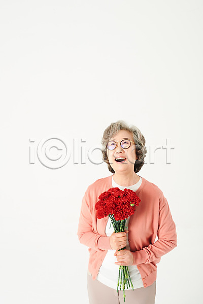 기쁨 행복 60대 노년 노인여자한명만 여자 한국인 한명 JPG 앞모습 포토 하이앵글 기념일 꽃 꽃다발 들기 상반신 서기 선물 스튜디오촬영 실내 실버라이프 안경 액티브시니어 어버이날 오팔세대 웃음 카네이션 할머니 흰배경