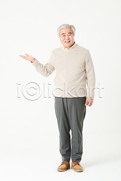 60대 남자 노년 노인남자한명만 한국인 한명 JPG 앞모습 포토 미소(표정) 서기 손짓 스튜디오촬영 실내 실버라이프 액티브시니어 오팔세대 전신 할아버지 흰배경