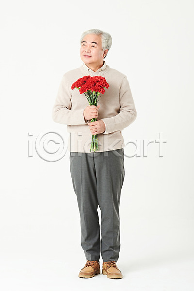 60대 남자 노년 노인남자한명만 한국인 한명 JPG 앞모습 포토 기념일 꽃 꽃다발 들기 미소(표정) 서기 선물 스튜디오촬영 실내 실버라이프 액티브시니어 어버이날 오팔세대 응시 전신 카네이션 할아버지 흰배경