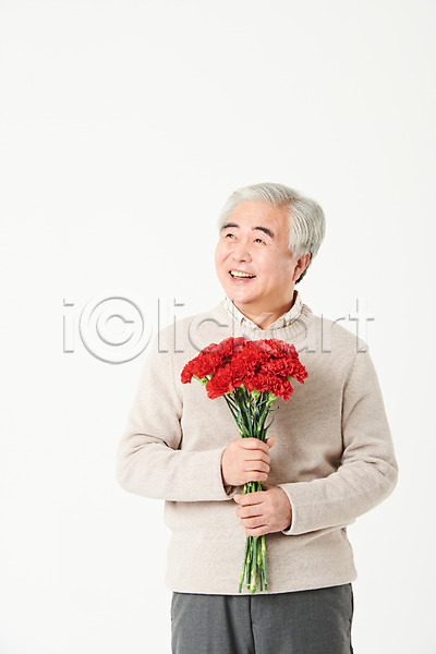 기쁨 행복 60대 남자 노년 노인남자한명만 한국인 한명 JPG 앞모습 포토 기념일 꽃 꽃다발 들기 상반신 서기 선물 스튜디오촬영 실내 실버라이프 액티브시니어 어버이날 오팔세대 응시 카네이션 할아버지 흰배경