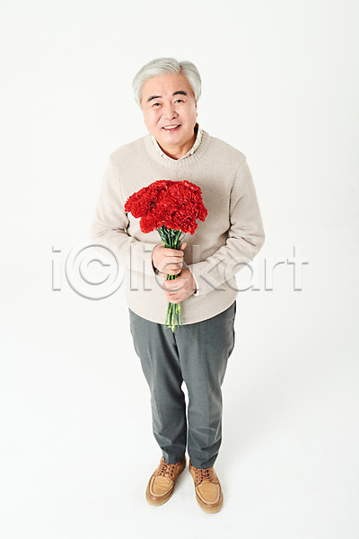 60대 남자 노년 노인남자한명만 한국인 한명 JPG 앞모습 포토 기념일 꽃 꽃다발 들기 미소(표정) 서기 선물 스튜디오촬영 실내 실버라이프 액티브시니어 어버이날 오팔세대 전신 카네이션 할아버지 흰배경