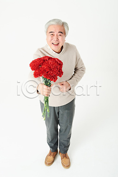 60대 남자 노년 노인남자한명만 한국인 한명 JPG 앞모습 포토 기념일 꽃 꽃다발 들기 서기 선물 스튜디오촬영 실내 실버라이프 액티브시니어 어버이날 오팔세대 전신 카네이션 할아버지 흰배경