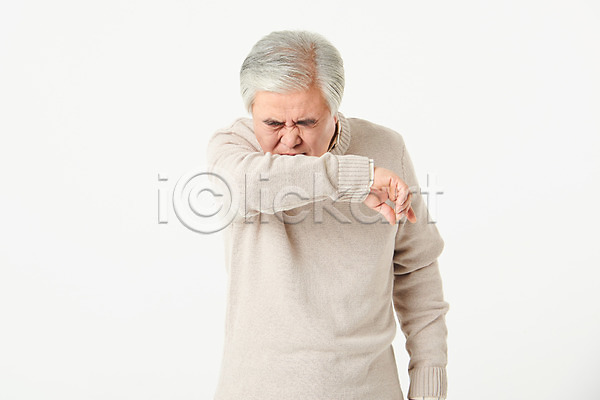 60대 남자 노년 노인남자한명만 한국인 한명 JPG 앞모습 포토 가림 감기(질병) 건강 관리 기침 델타변이바이러스 상반신 서기 스튜디오촬영 실내 실버라이프 입가림 재채기 할아버지 흰배경