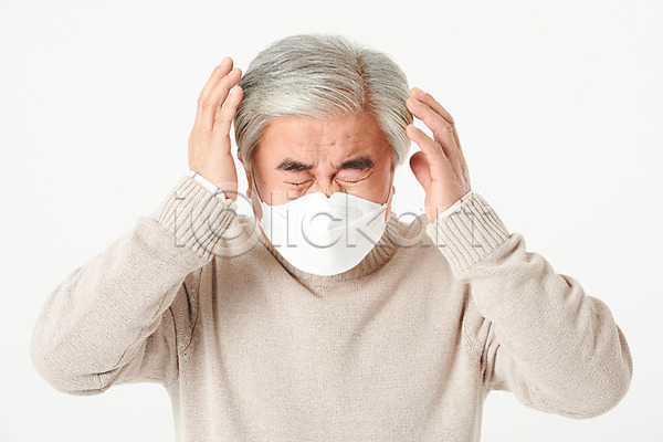 괴로움 60대 남자 노년 노인남자한명만 한국인 한명 JPG 앞모습 포토 감기(질병) 건강 관리 기침 델타변이바이러스 두통 마스크 상반신 서기 스튜디오촬영 실내 실버라이프 재채기 할아버지 흰배경
