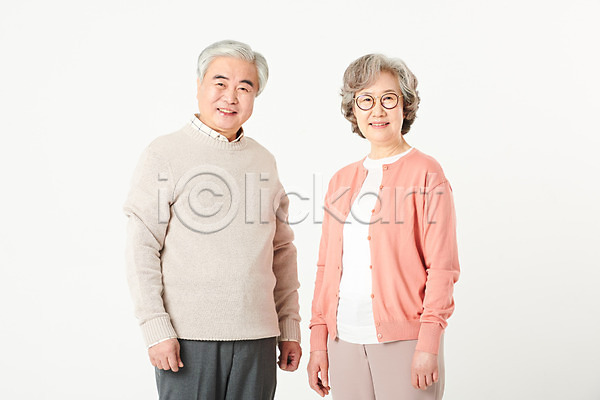 60대 남자 노년 노인만 두명 여자 한국인 JPG 앞모습 포토 가족 노부부 미소(표정) 부부 상반신 서기 스튜디오촬영 실내 실버라이프 액티브시니어 오팔세대 할머니 할아버지 흰배경