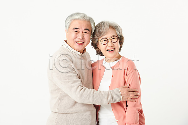 다정 행복 60대 남자 노년 노인만 두명 여자 한국인 JPG 앞모습 옆모습 포토 가족 노부부 미소(표정) 부부 상반신 서기 스튜디오촬영 실내 실버라이프 안기 액티브시니어 오팔세대 할머니 할아버지 흰배경
