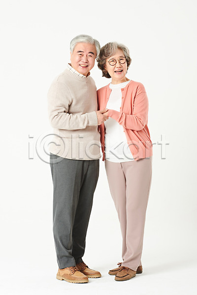 다정 60대 남자 노년 노인만 두명 여자 한국인 JPG 앞모습 옆모습 포토 가족 노부부 미소(표정) 부부 서기 손잡기 스튜디오촬영 실내 실버라이프 액티브시니어 오팔세대 전신 할머니 할아버지 흰배경