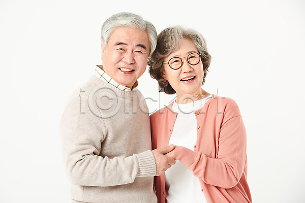 다정 행복 60대 남자 노년 노인만 두명 여자 한국인 JPG 앞모습 옆모습 포토 가족 노부부 미소(표정) 부부 상반신 서기 손잡기 스튜디오촬영 실내 실버라이프 안기 액티브시니어 오팔세대 할머니 할아버지 흰배경