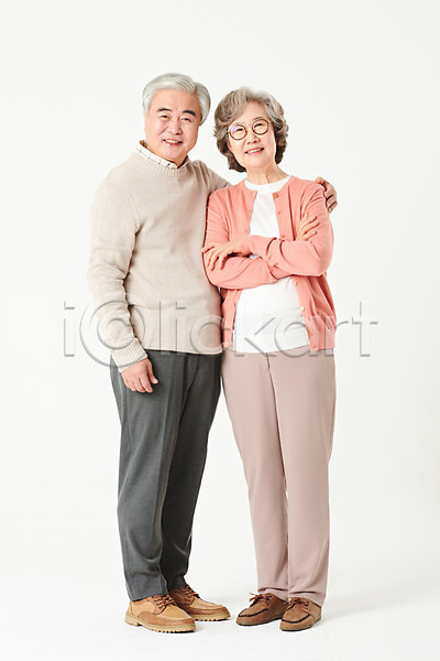 다정 60대 남자 노년 노인만 두명 여자 한국인 JPG 앞모습 옆모습 포토 가족 노부부 미소(표정) 부부 서기 스튜디오촬영 실내 실버라이프 액티브시니어 오팔세대 전신 팔짱 할머니 할아버지 흰배경