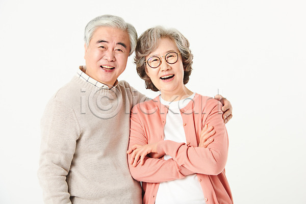 다정 행복 60대 남자 노년 노인만 두명 여자 한국인 JPG 앞모습 옆모습 포토 가족 노부부 미소(표정) 부부 상반신 서기 스튜디오촬영 실내 실버라이프 안기 액티브시니어 오팔세대 할머니 할아버지 흰배경