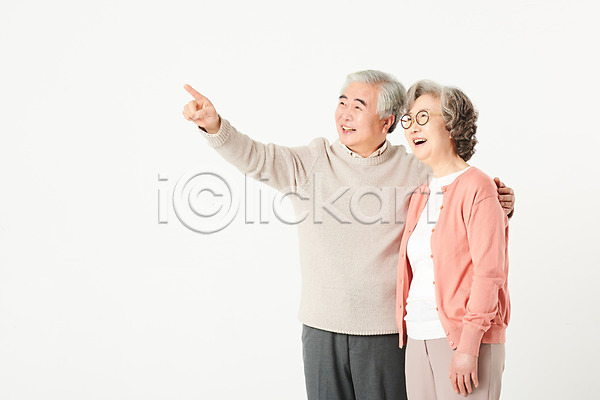 60대 남자 노년 노인만 두명 여자 한국인 JPG 옆모습 포토 가리킴 가족 노부부 미소(표정) 부부 상반신 서기 스튜디오촬영 실내 실버라이프 액티브시니어 어깨에손 오팔세대 응시 할머니 할아버지 흰배경