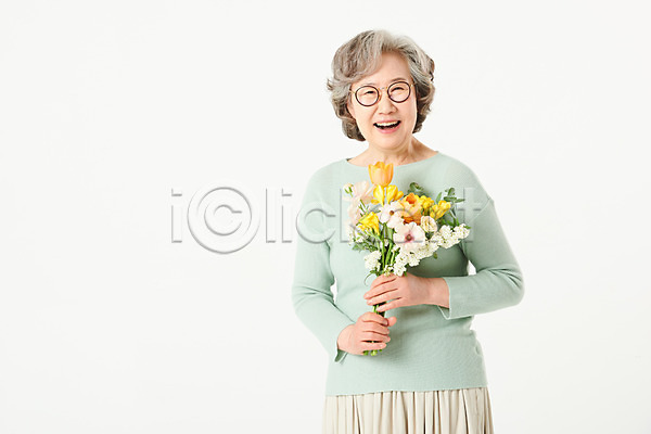 기쁨 행복 60대 노년 노인여자한명만 여자 한국인 한명 JPG 앞모습 포토 기념일 꽃 꽃다발 들기 미소(표정) 상반신 서기 선물 스튜디오촬영 실내 실버라이프 액티브시니어 오팔세대 할머니 흰배경