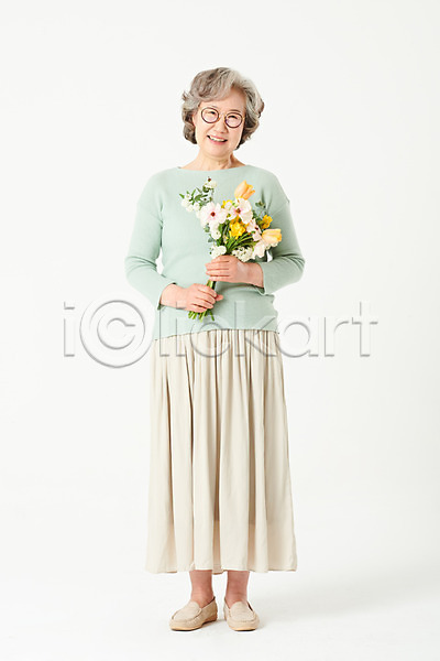 60대 노년 노인여자한명만 여자 한국인 한명 JPG 앞모습 포토 기념일 꽃 꽃다발 들기 미소(표정) 서기 선물 스튜디오촬영 실내 실버라이프 액티브시니어 오팔세대 전신 할머니 흰배경