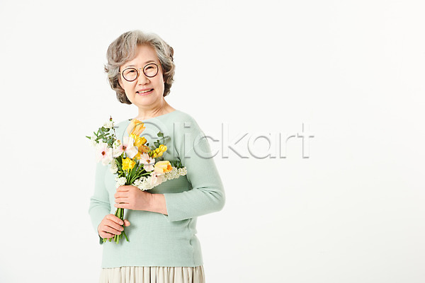 행복 60대 노년 노인여자한명만 여자 한국인 한명 JPG 옆모습 포토 기념일 꽃 꽃다발 들기 미소(표정) 상반신 서기 선물 스튜디오촬영 실내 실버라이프 액티브시니어 오팔세대 할머니 흰배경