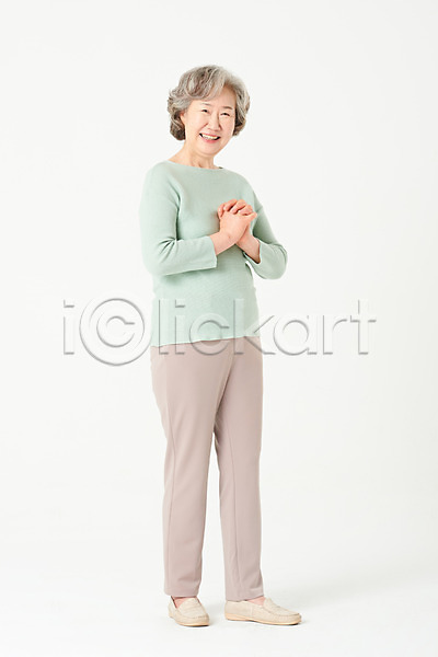 60대 노년 노인여자한명만 여자 한국인 한명 JPG 옆모습 포토 미소(표정) 서기 손짓 스튜디오촬영 실내 실버라이프 액티브시니어 오팔세대 전신 할머니 흰배경