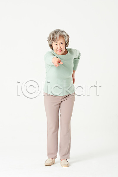 60대 노년 노인여자한명만 여자 한국인 한명 JPG 앞모습 포토 가리킴 서기 손짓 스튜디오촬영 실내 실버라이프 전신 할머니 흰배경