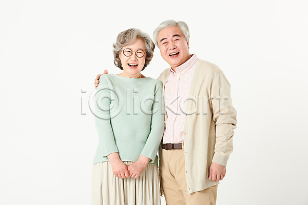 다정 행복 60대 남자 노년 노인만 두명 여자 한국인 JPG 앞모습 포토 가족 노부부 미소(표정) 부부 상반신 서기 스튜디오촬영 실내 실버라이프 액티브시니어 어깨에손 오팔세대 할머니 할아버지 흰배경