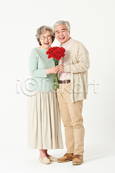 다정 행복 60대 남자 노년 노인만 두명 여자 한국인 JPG 앞모습 포토 가족 기념일 꽃 노부부 들기 미소(표정) 부부 서기 선물 스튜디오촬영 실내 실버라이프 액티브시니어 어버이날 오팔세대 전신 카네이션 할머니 할아버지 흰배경
