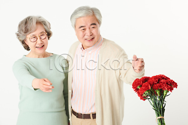 기쁨 행복 60대 남자 노년 노인만 두명 여자 한국인 JPG 앞모습 포토 가족 기념일 꽃 노부부 들기 부부 상반신 서기 선물 스튜디오촬영 실내 실버라이프 액티브시니어 어버이날 오팔세대 카네이션 할머니 할아버지 흰배경