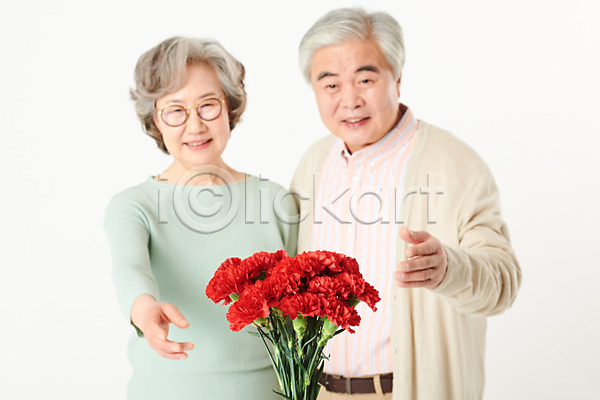 기쁨 행복 60대 남자 노년 노인만 두명 여자 한국인 JPG 앞모습 포토 가족 기념일 꽃 노부부 들기 부부 상반신 서기 선물 스튜디오촬영 실내 실버라이프 액티브시니어 어버이날 오팔세대 카네이션 할머니 할아버지 흰배경