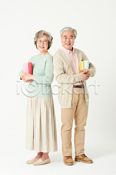 60대 남자 노년 노인만 두명 여자 한국인 JPG 앞모습 옆모습 포토 가족 노부부 들기 미소(표정) 부부 서기 스튜디오촬영 실내 실버라이프 앉기 액티브시니어 오팔세대 전신 책 할머니 할아버지 흰배경