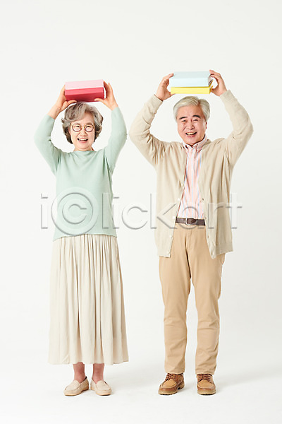 즐거움 60대 남자 노년 노인만 두명 여자 한국인 JPG 앞모습 포토 가족 노부부 들기 미소(표정) 부부 서기 스튜디오촬영 실내 실버라이프 액티브시니어 오팔세대 전신 책 할머니 할아버지 흰배경