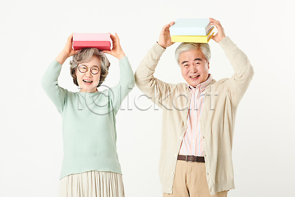 60대 남자 노년 노인만 두명 여자 한국인 JPG 앞모습 포토 가족 노부부 들기 미소(표정) 부부 상반신 서기 스튜디오촬영 실내 실버라이프 액티브시니어 오팔세대 책 할머니 할아버지 흰배경
