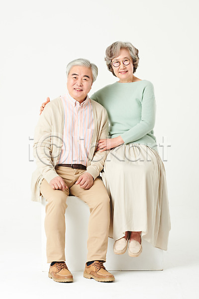 다정 60대 남자 노년 노인만 두명 여자 한국인 JPG 앞모습 포토 가족 노부부 미소(표정) 부부 스튜디오촬영 실내 실버라이프 앉기 액티브시니어 어깨동무 오팔세대 전신 할머니 할아버지 흰배경