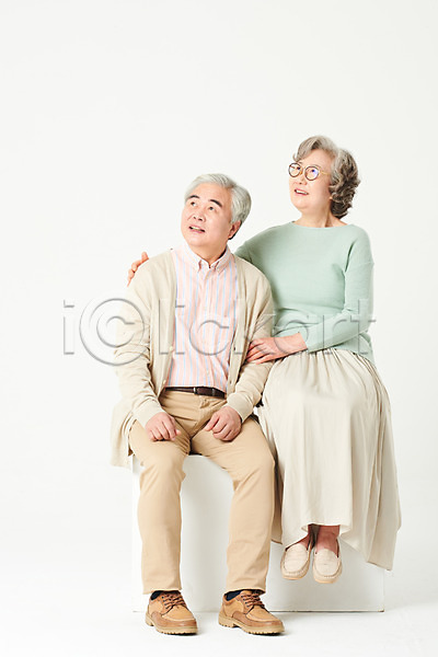 다정 60대 남자 노년 노인만 두명 여자 한국인 JPG 앞모습 포토 가족 노부부 부부 스튜디오촬영 실내 실버라이프 앉기 액티브시니어 어깨동무 오팔세대 올려보기 응시 전신 할머니 할아버지 흰배경