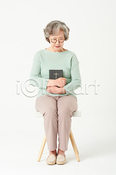 60대 노년 노인여자한명만 여자 한국인 한명 JPG 앞모습 포토 교회 기도 기독교 눈감음 성경 스튜디오촬영 실내 실버라이프 앉기 전신 종교 할머니 흰배경