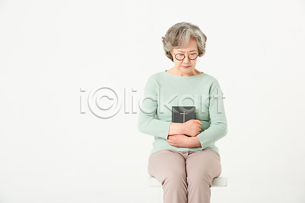 60대 노년 노인여자한명만 여자 한국인 한명 JPG 앞모습 포토 교회 기도 기독교 눈감음 상반신 성경 스튜디오촬영 실내 실버라이프 앉기 종교 할머니 흰배경