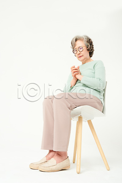 60대 노년 노인여자한명만 여자 한국인 한명 JPG 로우앵글 옆모습 포토 교회 기도 기독교 손모으기 스튜디오촬영 실내 실버라이프 앉기 전신 종교 할머니 흰배경