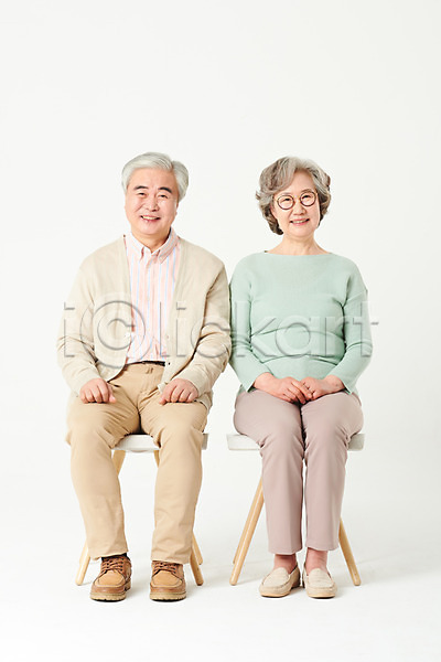 60대 남자 노년 노인만 두명 여자 한국인 JPG 앞모습 포토 가족 노부부 미소(표정) 부부 스튜디오촬영 실내 실버라이프 앉기 액티브시니어 오팔세대 의자 전신 할머니 할아버지 흰배경